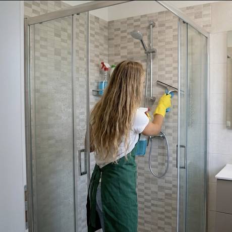 Generální úklid — čištění sprchového koutu a odstranění vodního kamene